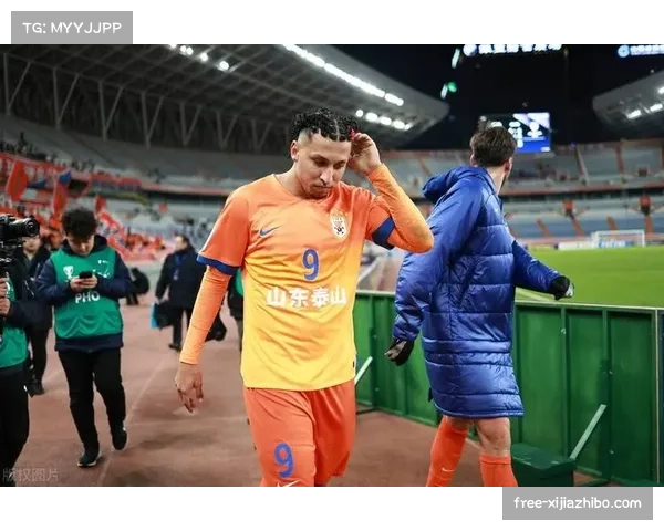 山东泰山克雷桑回撤组织成进攻枢纽，每一次触球都充满威胁